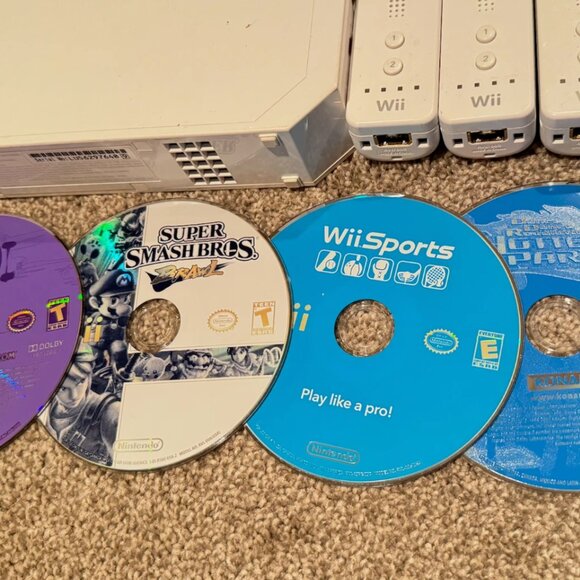 Wii Bundle Console, 3 Remote Controller, Charger, 4 Games, Zapper + Bonus Works - Picture 2 of 5